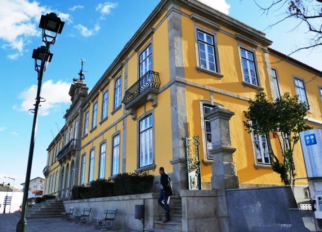 Reuniões dos municípios em videoconferência deverão acautelar a participação do público