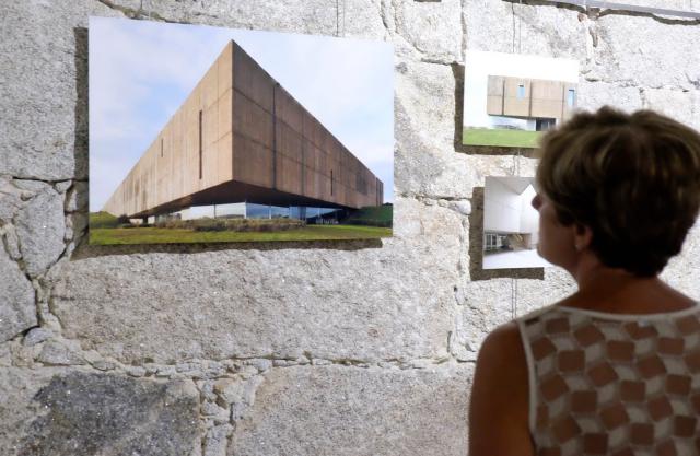 Visitante da exposição Prémio Arquitetura do Douro