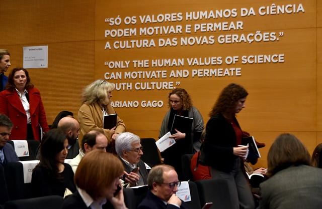 Pessoas a entrar num auditório (auditório Mariano Gago, i3S - Porto) 