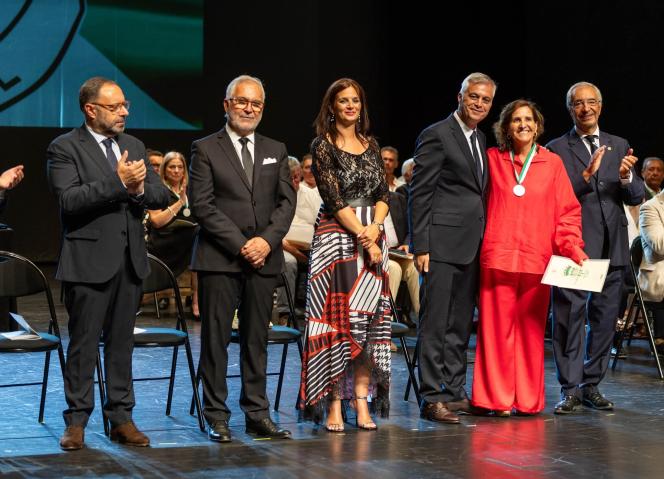 Helena Teles agraciada com Medalha de Prata de Mérito Municipal