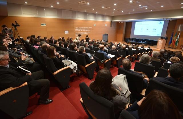 Auditório cheio de pessoas (Auditório Mariano Gago, i3S - Porto) 